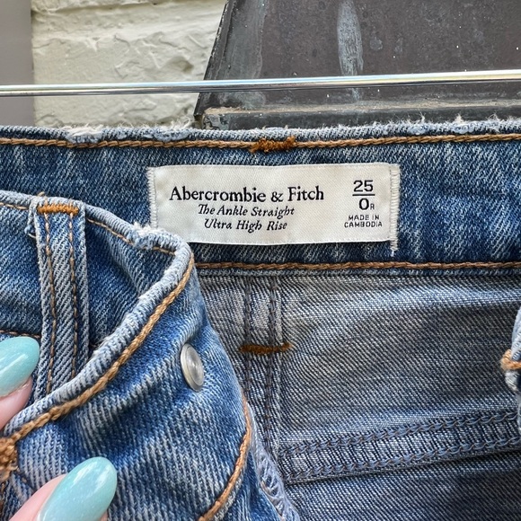 Abercrombie and Fitch Ultra High Rise Straight Jean Size 0/25 Regular - Picture 3 of 6